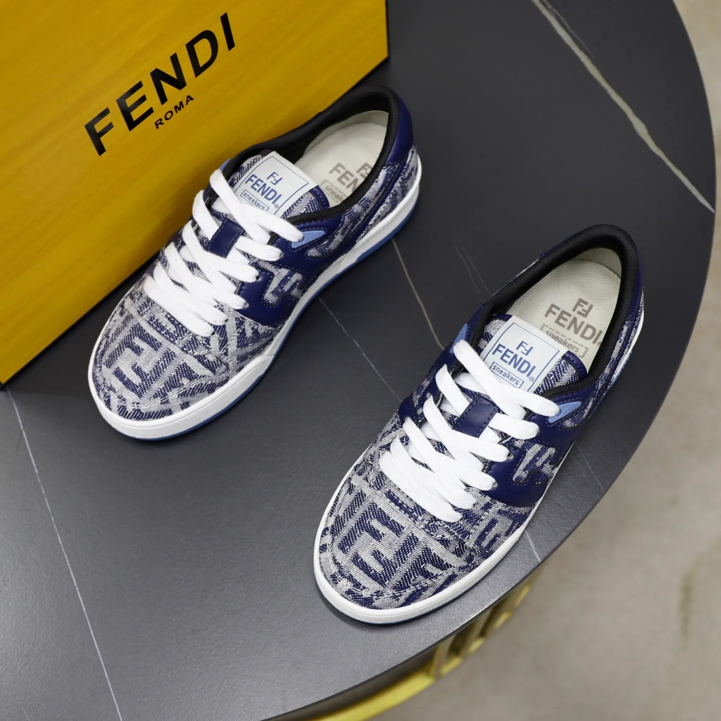 Ex-factory price: 640🔥Couple model (top original order) Brand: FENDI Size: 35-44 (customized for men 38 and 45) Grade: original order quality High version Material: Imported original cowhide stitching ➕ High-quality and comfortable lining Original TPU lightweight anti-slip outsole Style category: Travel fashion casual shoes Versatile trend